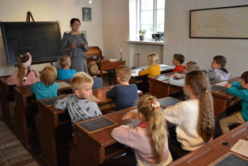 Ventspils muzeja lasītavā: Senākā skolas ēka Kurzemē | Ieskats Ventspils muzeja Amatu mājas vēsturē