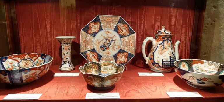 Ventspils muzeja lasītavā: porcelāna jauneklis ar mušu dzenājamo