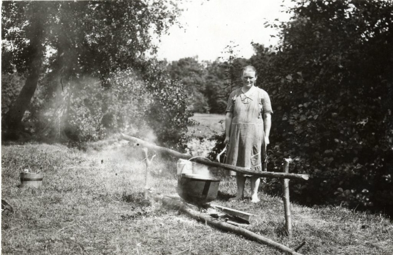 Launaga gatavošana pļavā. Mazirbe, 1928. gads.