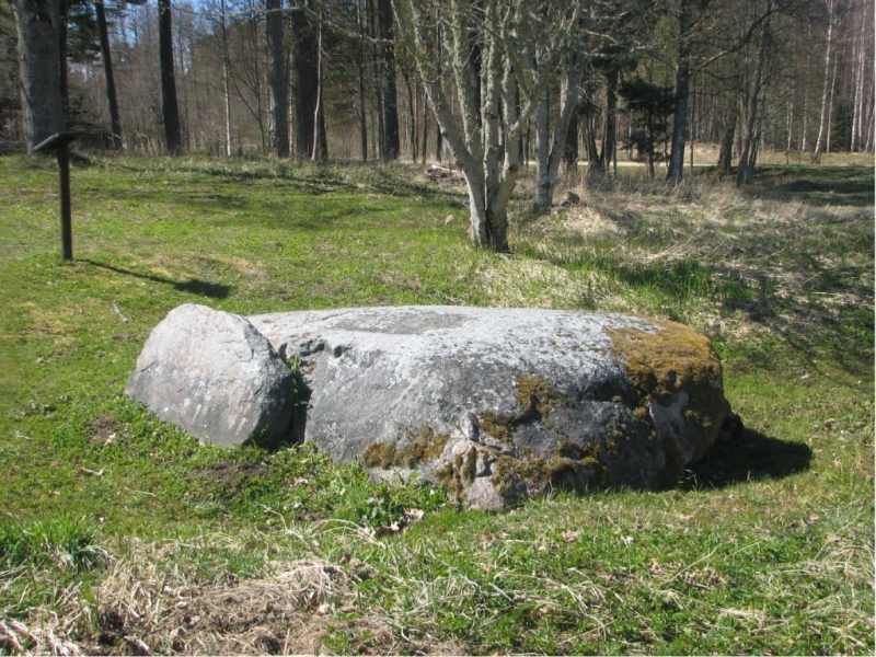 Pie baznīcas atrodas divi no trīs Mazirbes mērakmeņiem.