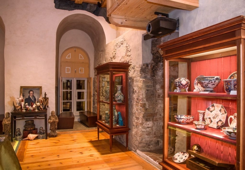 Ventspils muzeja lasītavā: porcelāna jauneklis ar mušu dzenājamo