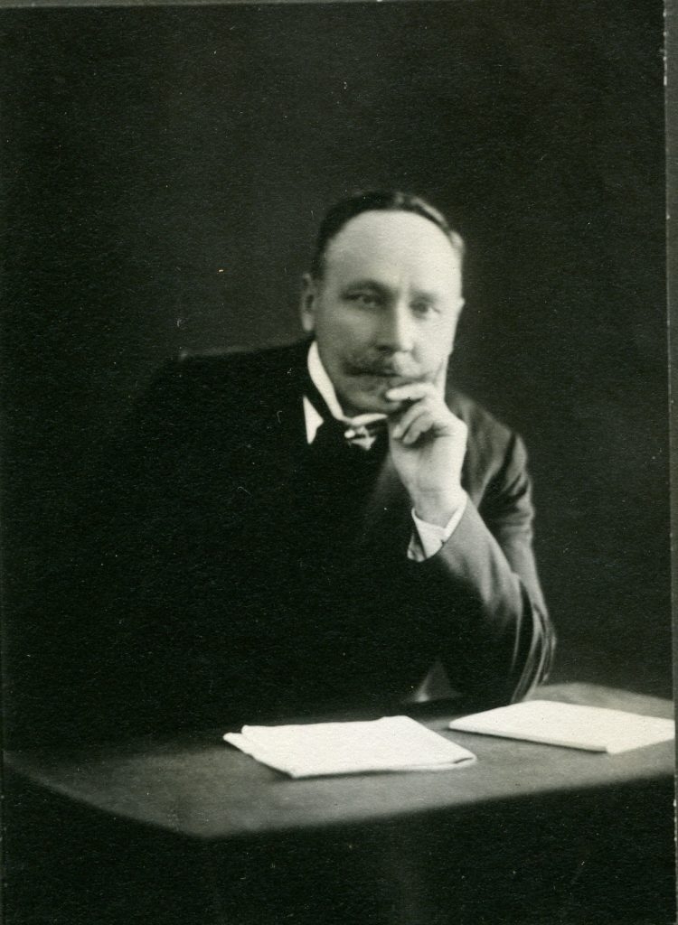 Jānis Turausks sēž pie galda