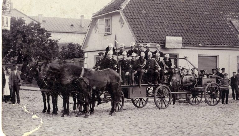 Ventspils muzeja lasītava: Spožās pogās, ķiverēs… Sveicieni Ugunsdzēsēju un glābēju dienā!