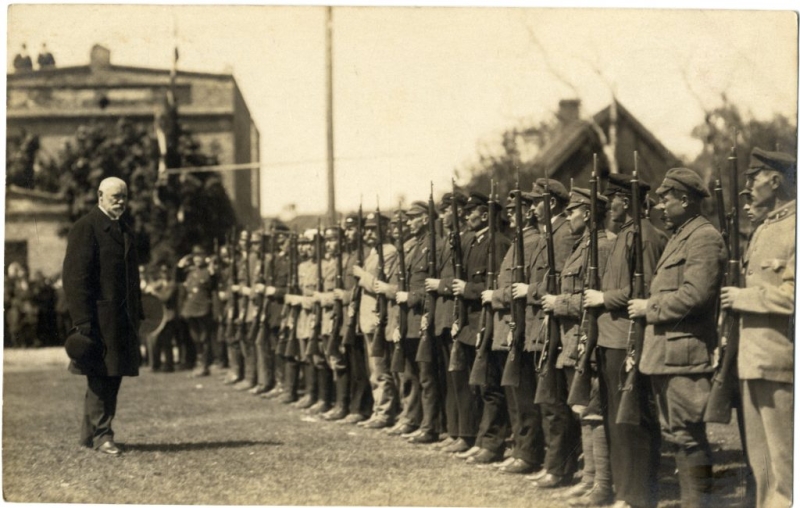 VVM_32629-032-Aizsargu-parade-Esplanade-Čakste-1923-10-jun-1024x650.jpg