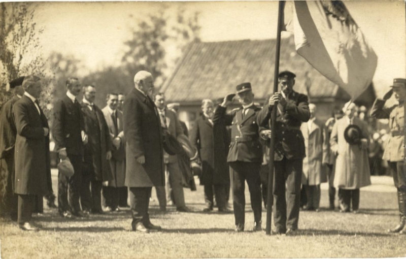 VVM_32629-033-Aizsargu-parade-Esplanade-Čakste-1923-10-jun-Karogu-saņem-Strautiņš-1-1024x653.jpg