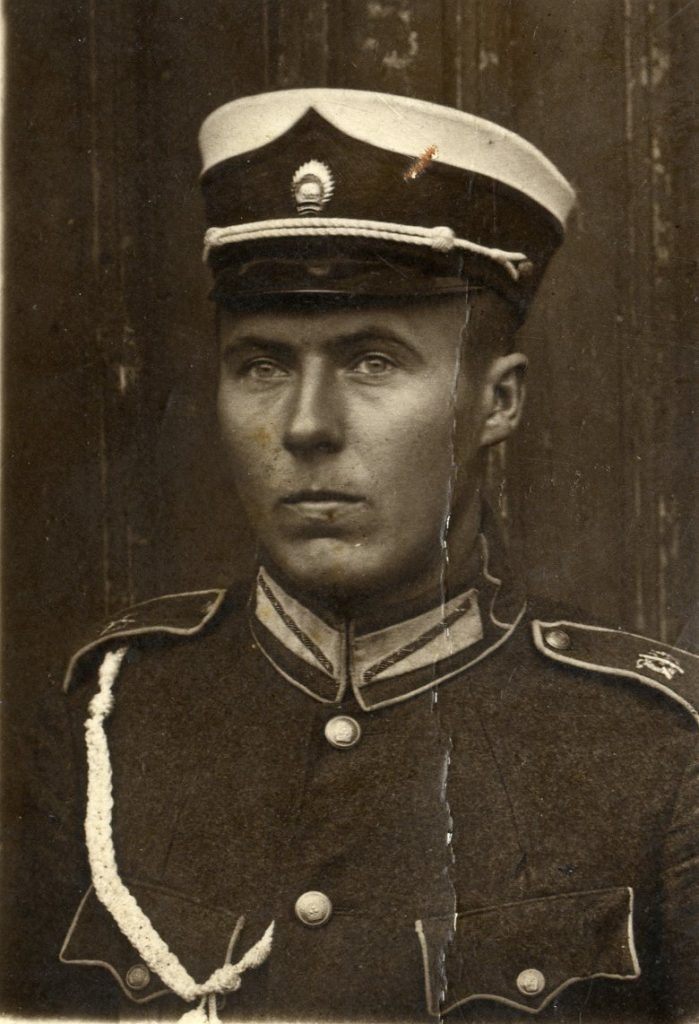 VVM_8570-Zleku-aizsargs-Krišs-Kriņģelis-1905-1945-jatnieku-vada-komandieris-1920-tie-699x1024.jpg