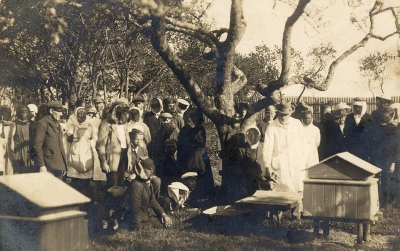 Biškopības kursa klausītāji Ugālē praktiskajās nodarbībās. 1923. gads.