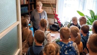 bērnu bariņš klausās pedagogā