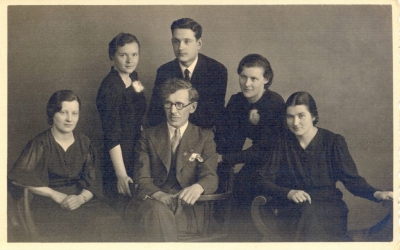 Grāmatnīcas “Gaisma” kolektīvs. Vidū – Kārlis Puķītis.