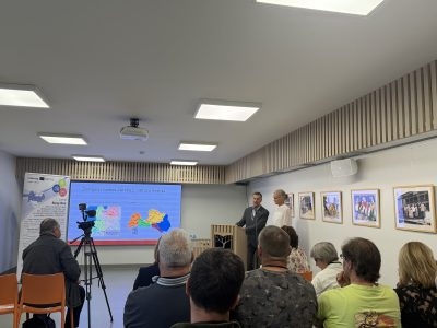 Cilvēki klausās prezentāciju