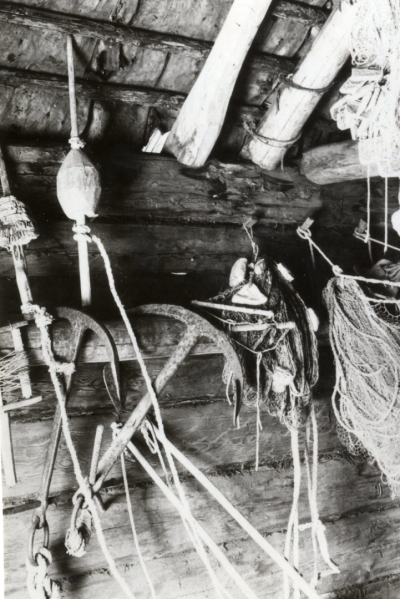 Zvejas piederumi tīklu būdā. Jaunciems, 1935. gads.