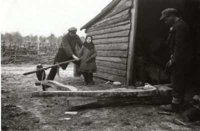 Ragavu slieču liekšana. Košrags, 1928. gads.