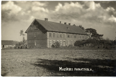 Mazirbes pamatskolas ēka, kurā agrāk atradās jūrskola. 20. gadsimta 30. gadi