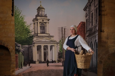 sieviete ar grozu rokās stāv