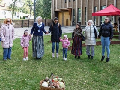 cilvēki sadevušies rokās