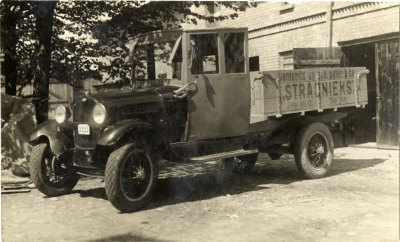 Kooperatīva “Strādnieks” kravas auto. Ap 1927. gadu.