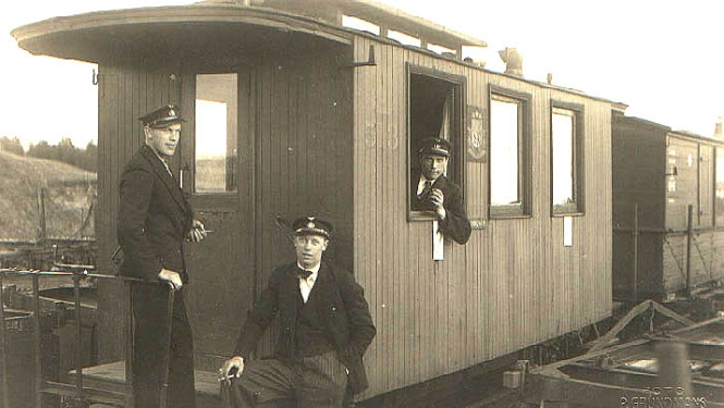 3 vīrieši un vagons pasažieriem