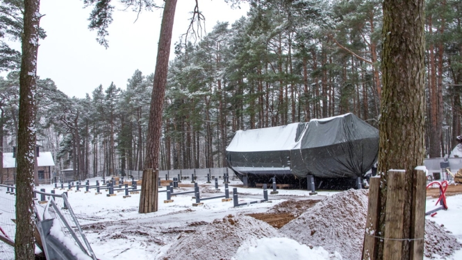 Ventspils Piejūras brīvdabas muzejā top laivu nojume