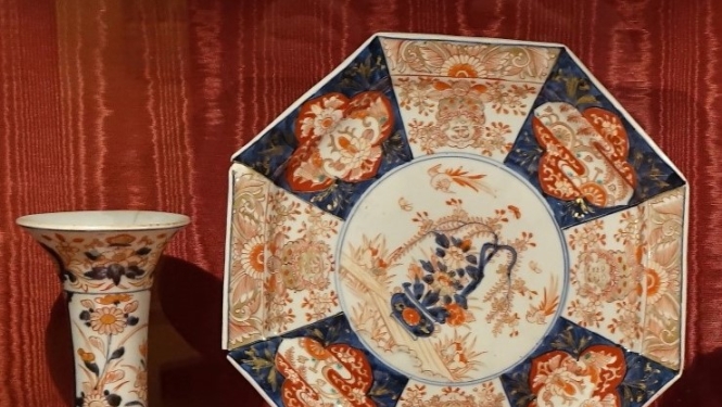 Ventspils muzeja lasītavā: porcelāna jauneklis ar mušu dzenājamo