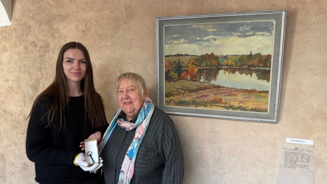 Ventspils muzeja Restaurācijas laboratorijā stažējās Kuldīgas novada muzeja eksponātu restauratore