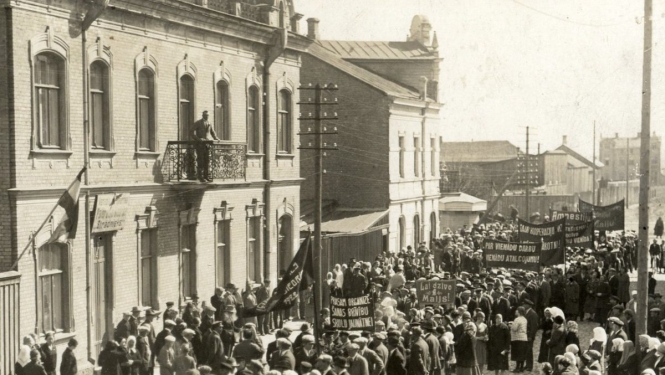 Ventspils muzeja lasītavā: Pirmie Darba svētki Ventspilī
