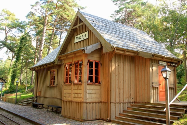 Stacijas ēka 