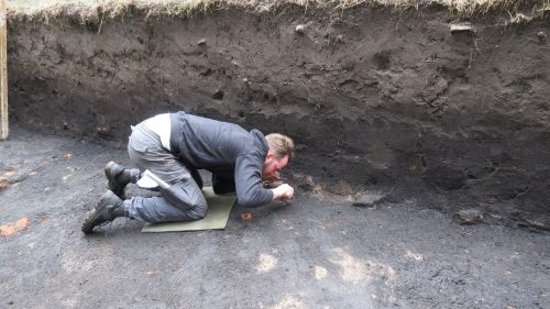 vīrietis meklē izrakteņus