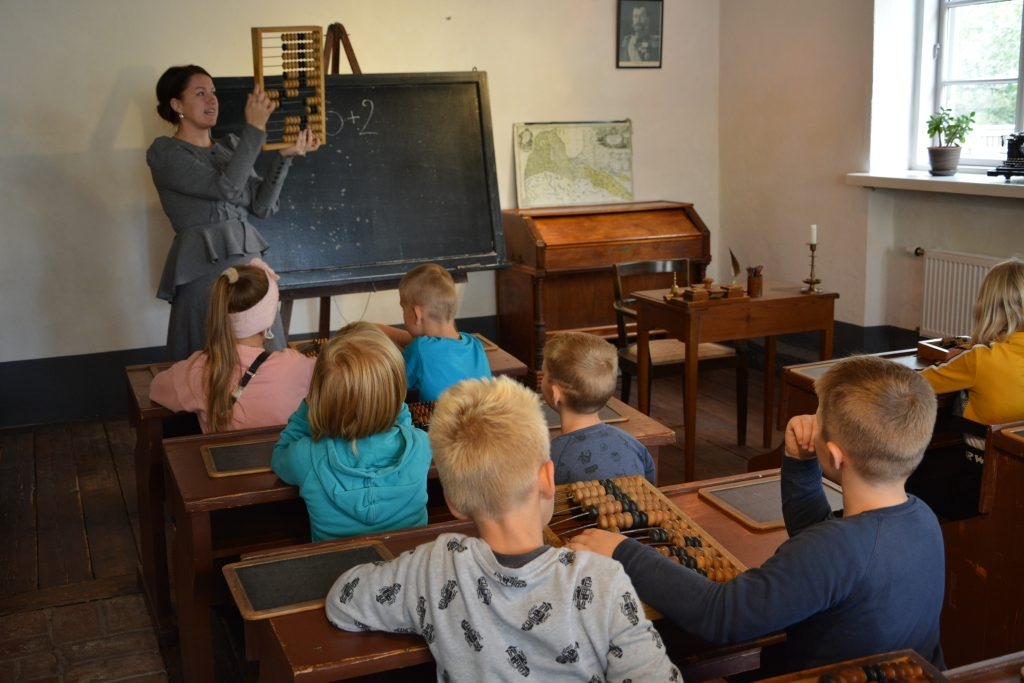Sena skolas klase amatu mājā