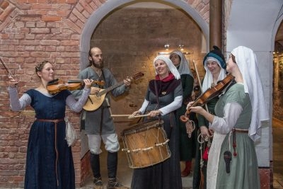 Pasakums pili viduslauku terpos 