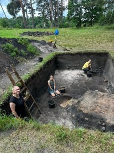 3 personas meklē izrakteņus