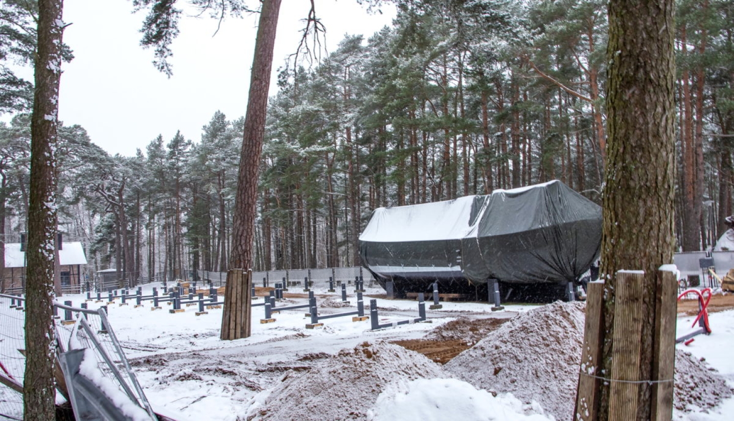 Ventspils Piejūras brīvdabas muzejā top laivu nojume