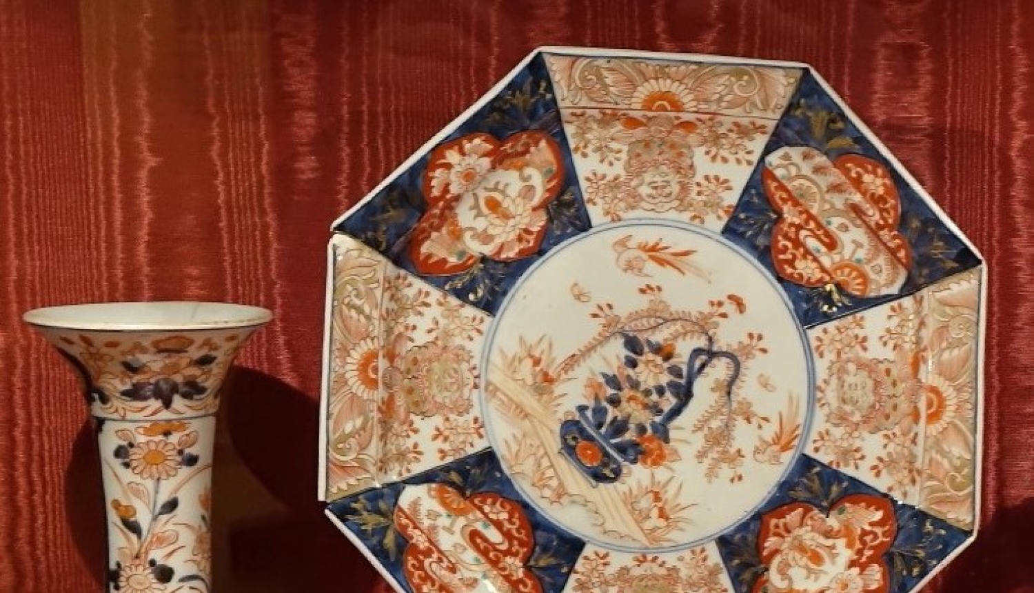 Ventspils muzeja lasītavā: porcelāna jauneklis ar mušu dzenājamo