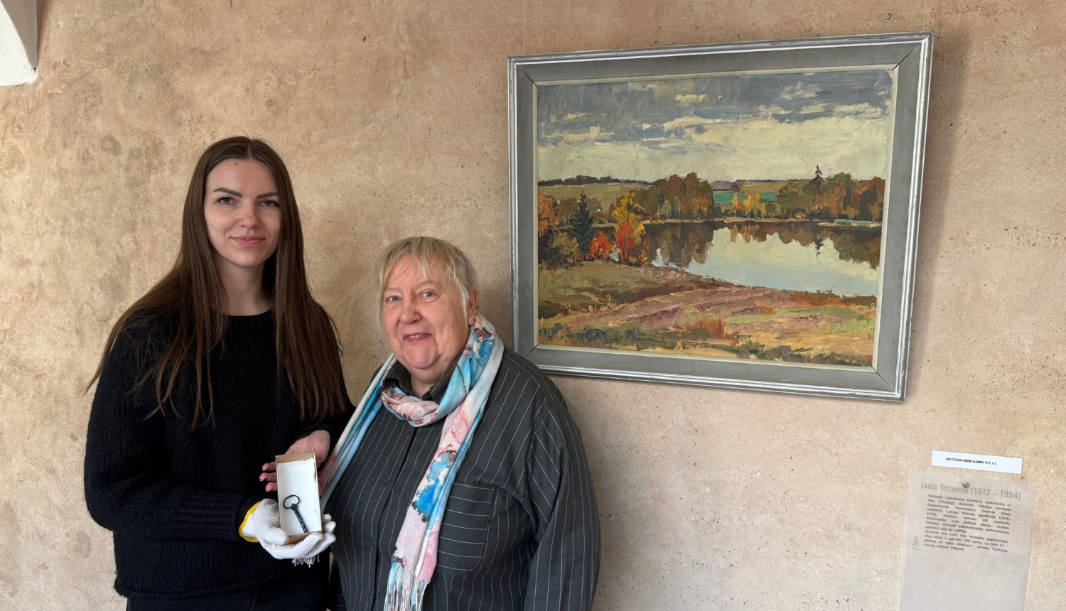 Ventspils muzeja Restaurācijas laboratorijā stažējās Kuldīgas novada muzeja eksponātu restauratore