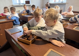 skolēni klasē