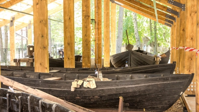 Laivu māja un restaurētās laivas